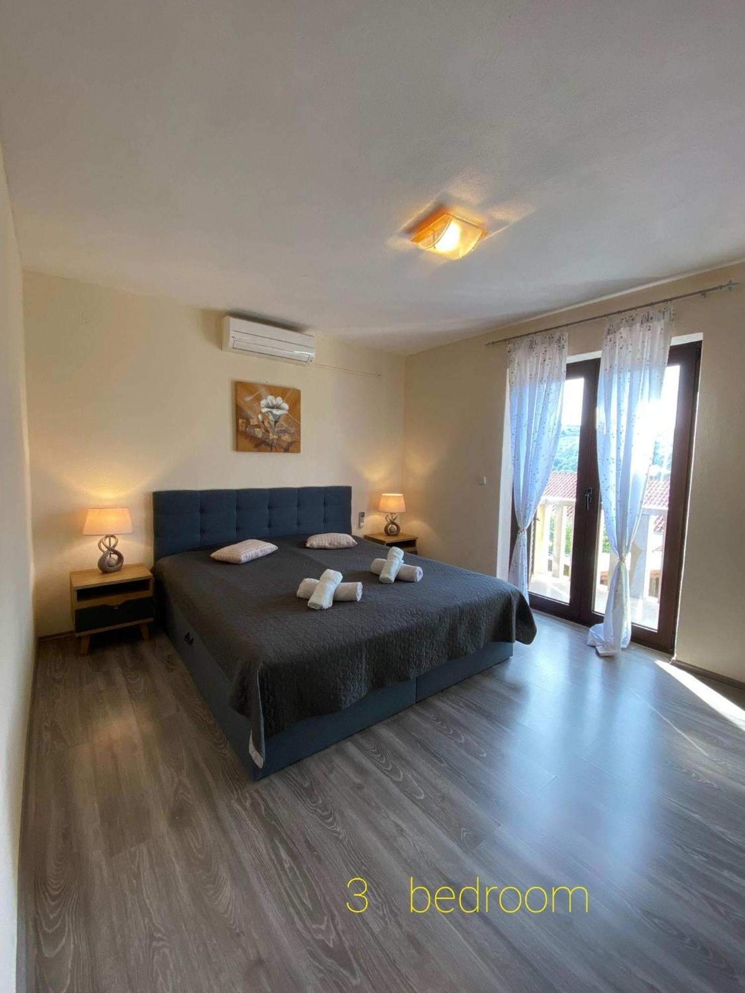 Apartments " Happy Villa " Splitska Luaran gambar