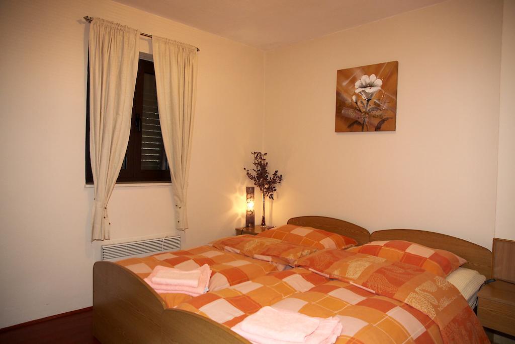 Apartments " Happy Villa " Splitska Luaran gambar