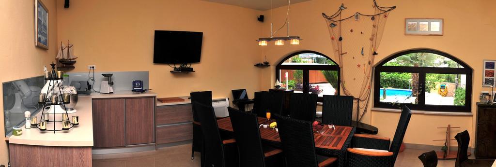 Apartments " Happy Villa " Splitska Luaran gambar