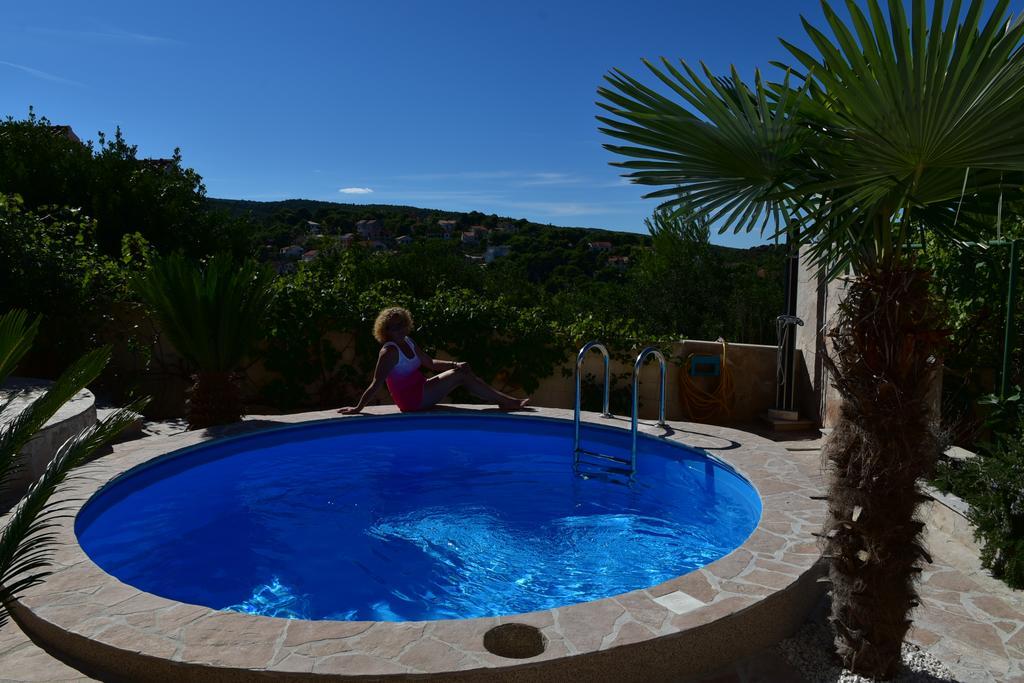 Apartments " Happy Villa " Splitska Luaran gambar